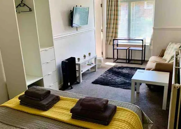 1studio Avenue House * Scarborough