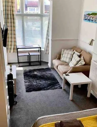 1studio Avenue House