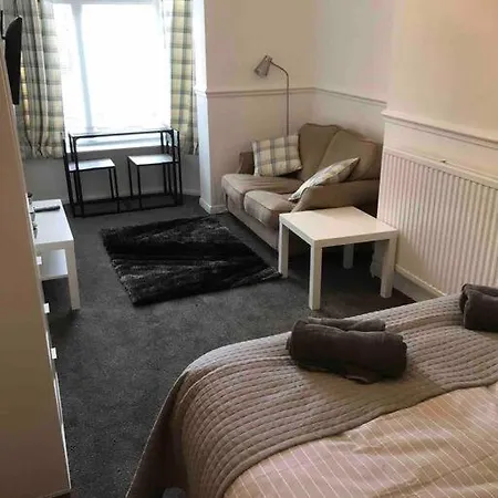 1studio Avenue House * Scarborough